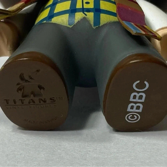 Doctor Who - Titans Vinyl Figure - The 4th Doctor in Vest 🧣🤎 - Picture 5 of 7